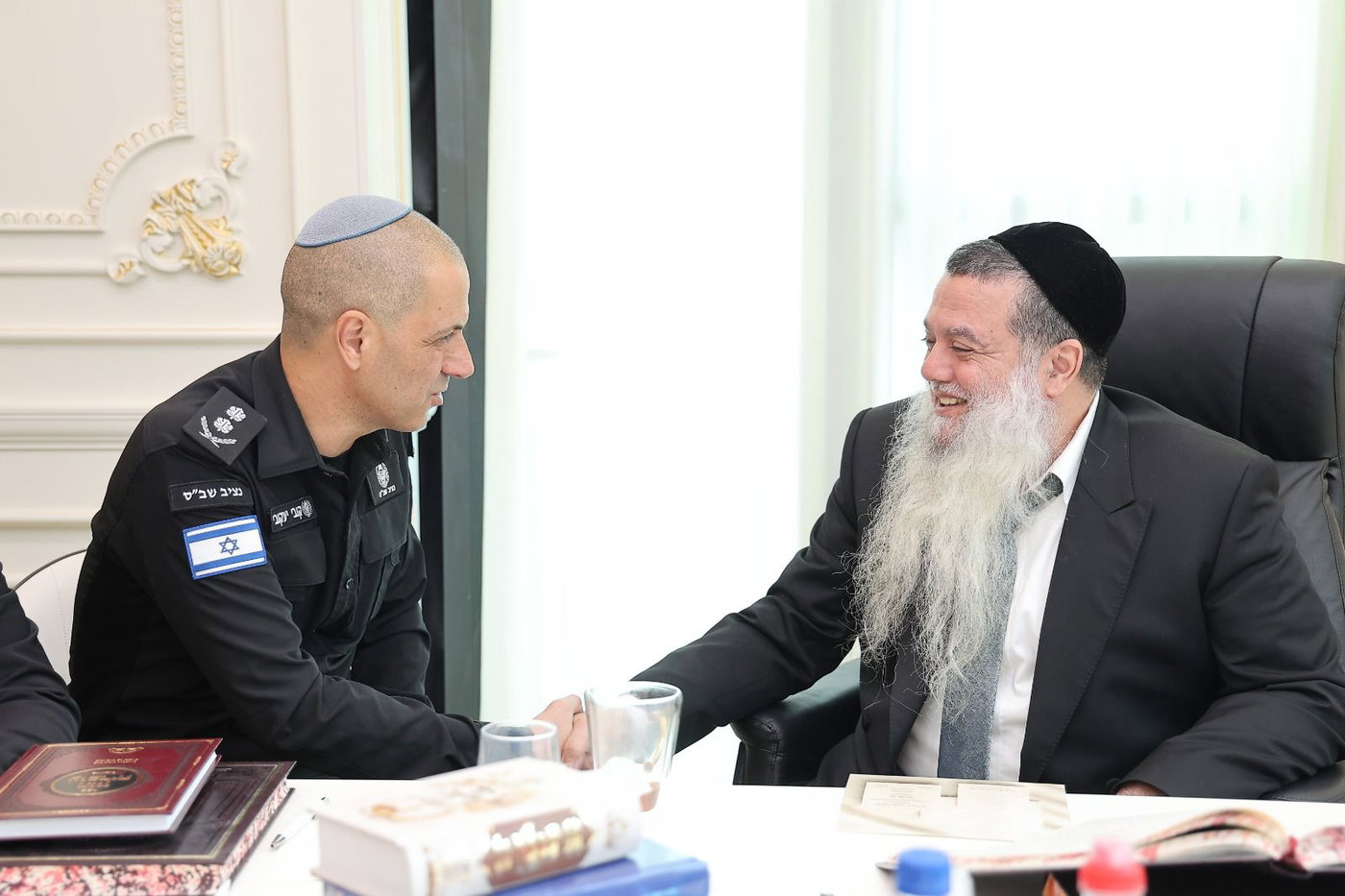 נציב השב"ס אצל הרב יגאל כהן