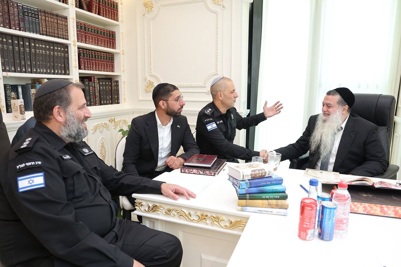 נציב השב"ס אצל הרב יגאל כהן