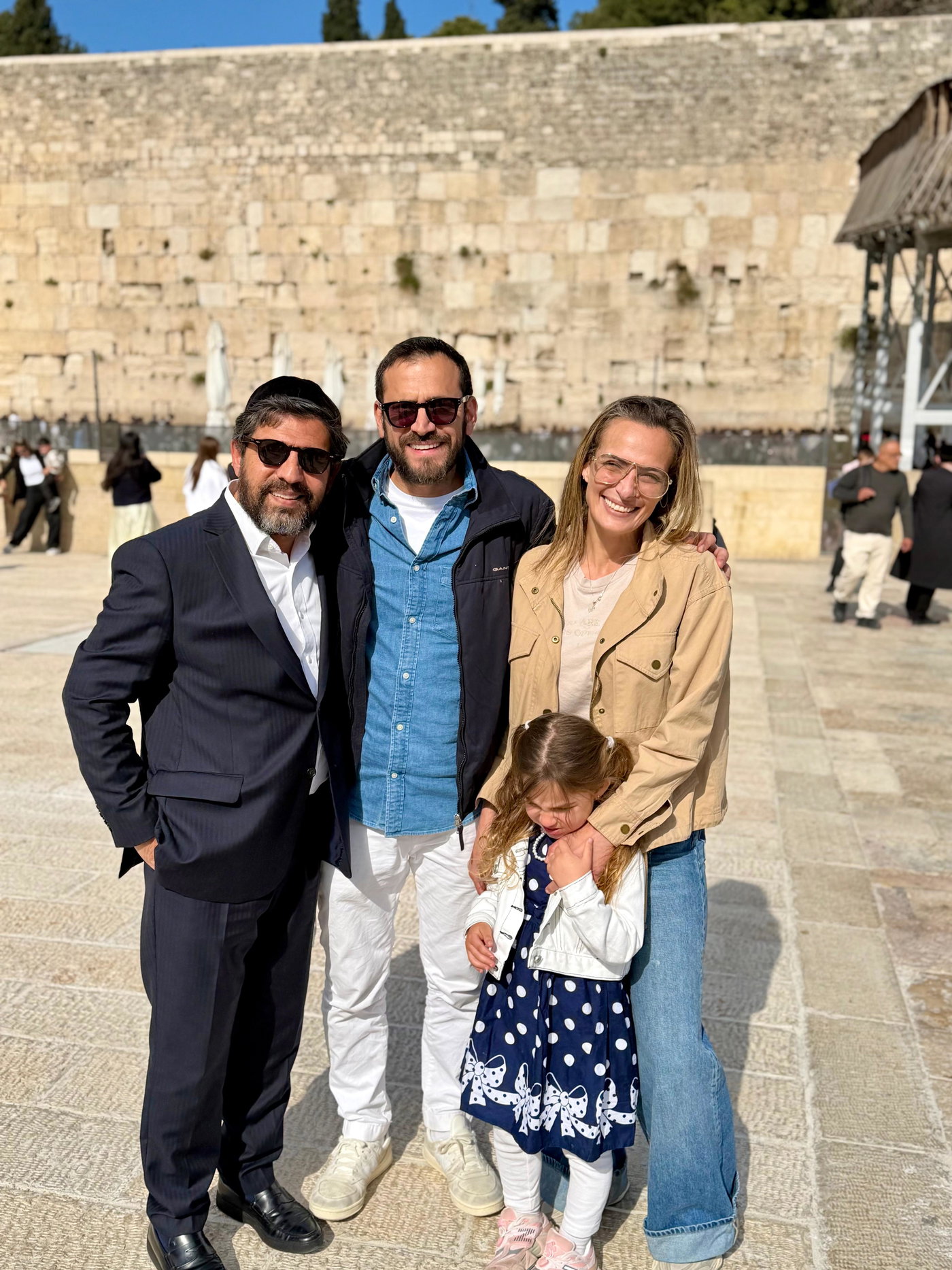 מגישי הטלוויזיה בכותל עם רב הסלבס
