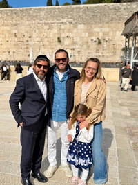 מגישי הטלוויזיה בכותל עם רב הסלבס