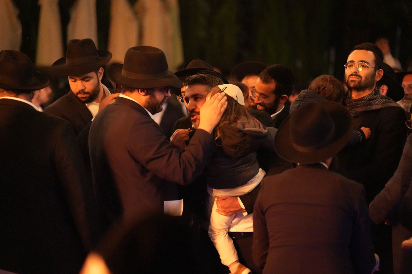 הגאון הינוקא במעמד ההדלקה