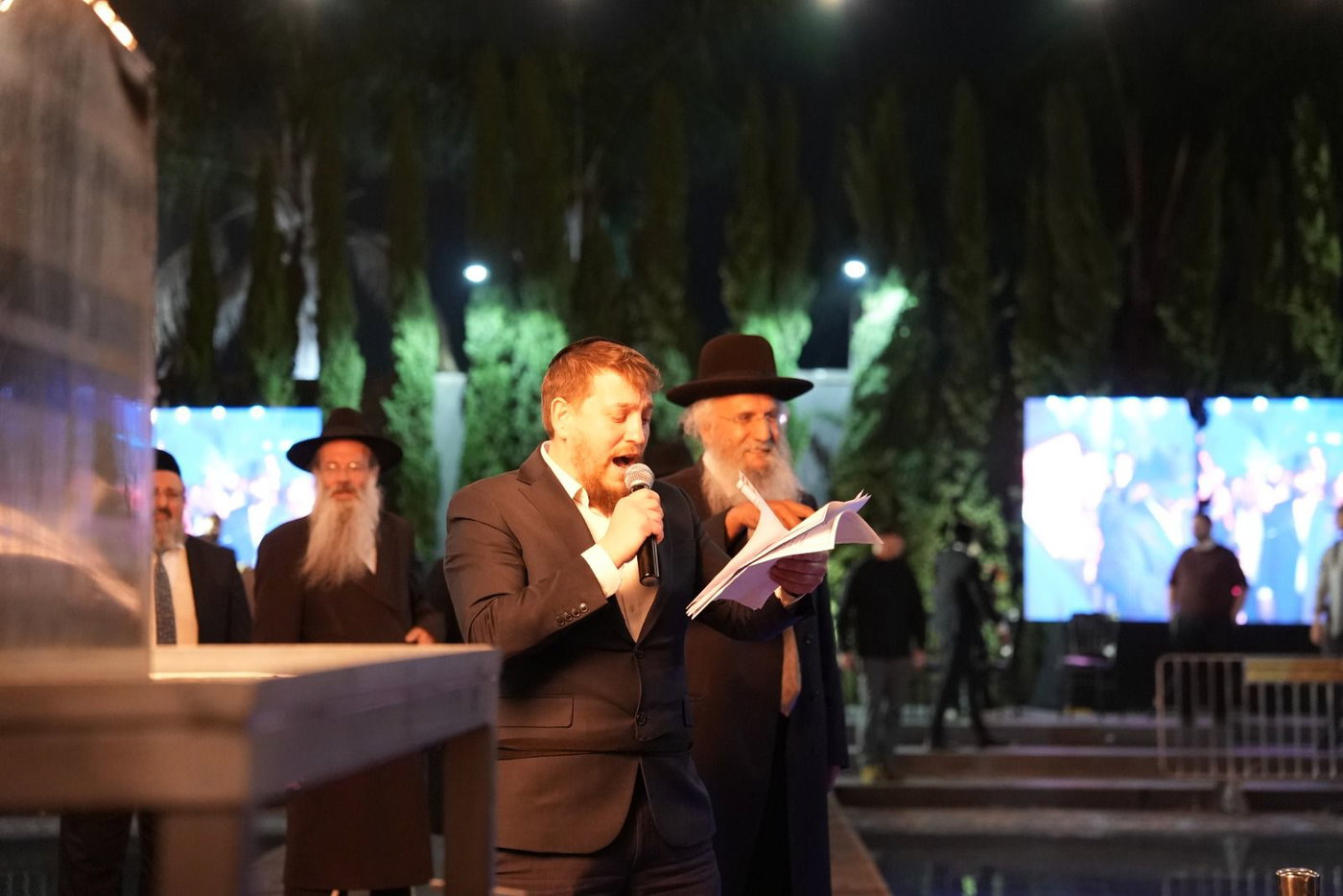 הגאון הינוקא במעמד ההדלקה