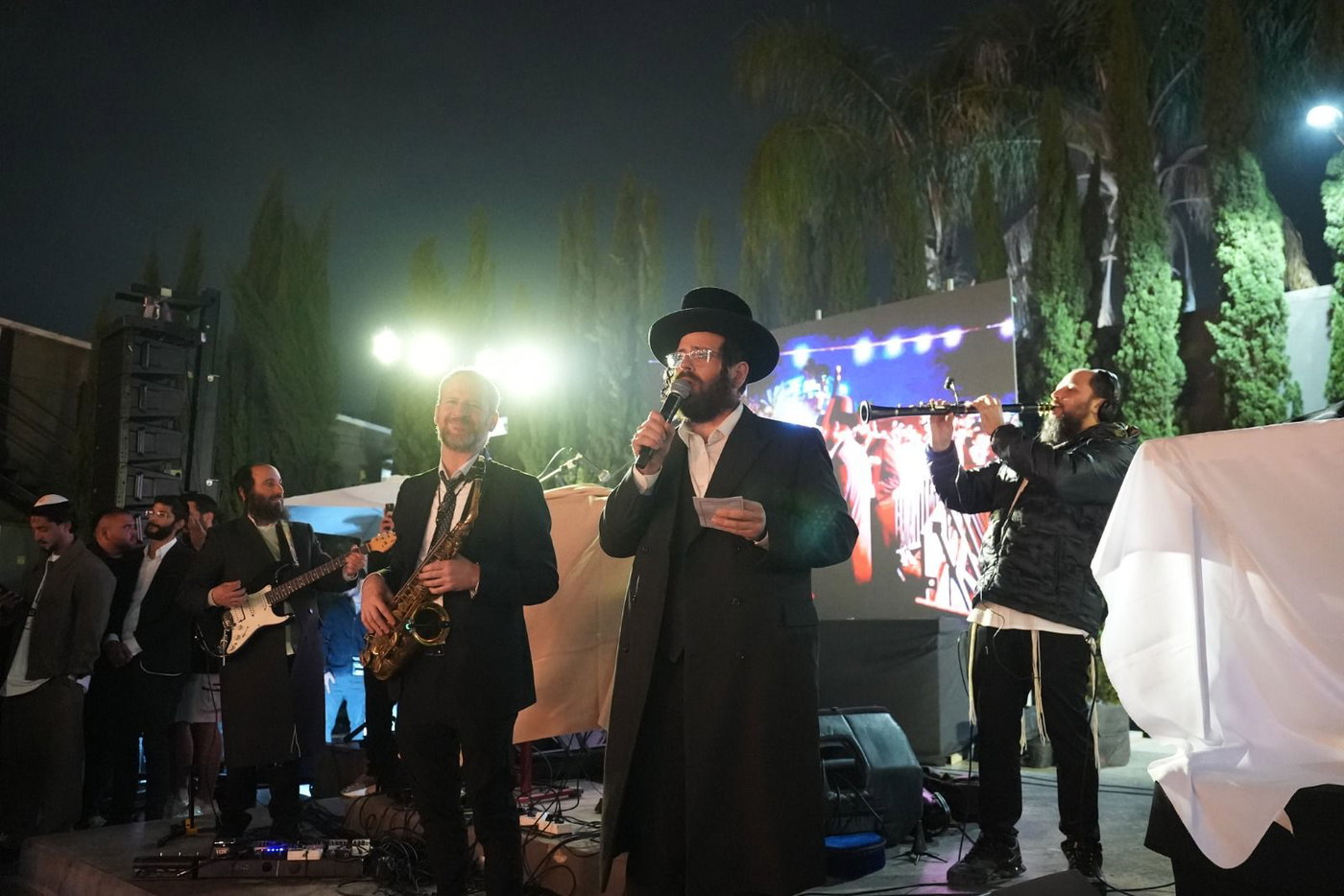 הגאון הינוקא במעמד ההדלקה