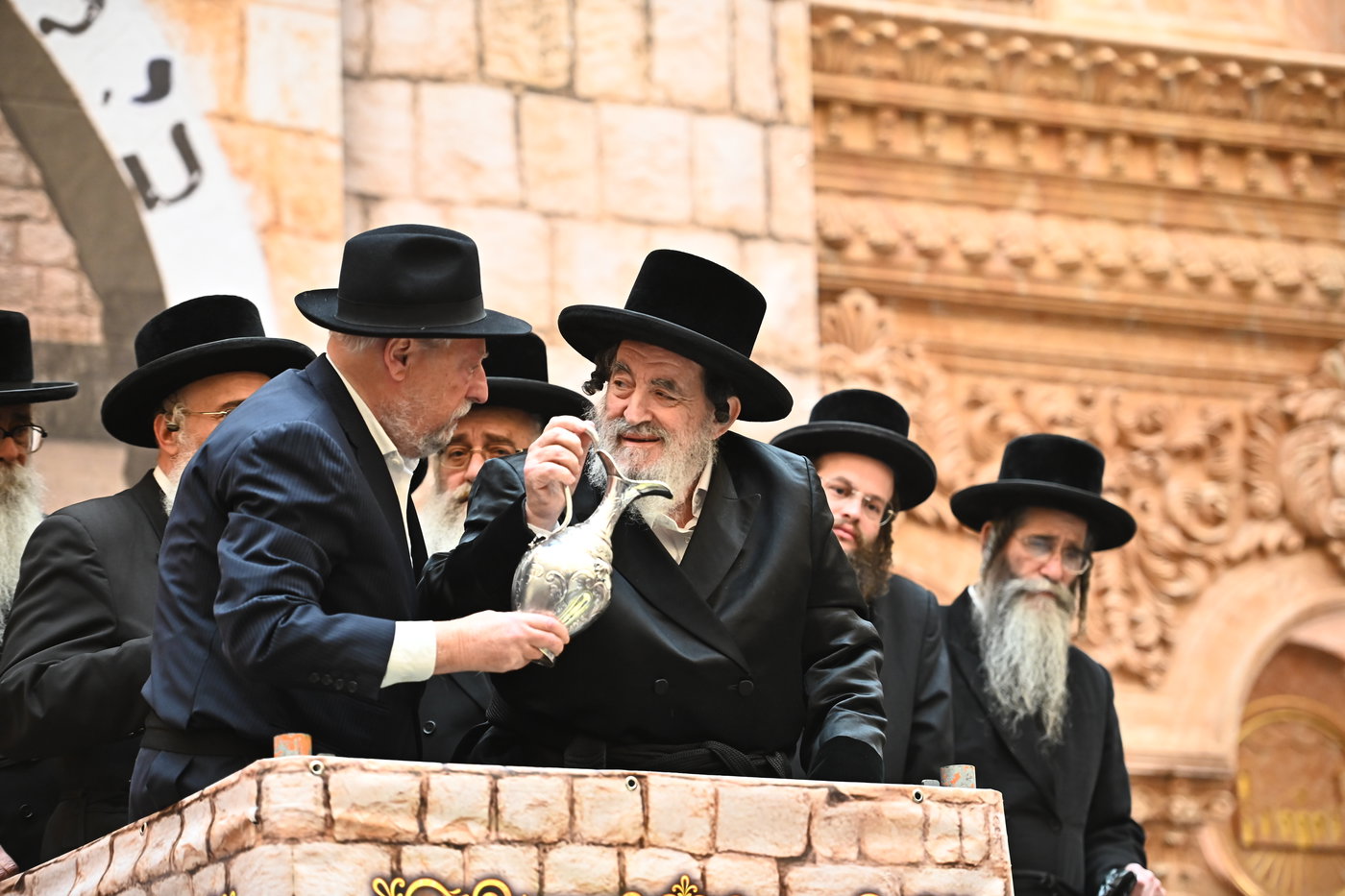 מעמד ההדלקה בחצה"ק ויז'ניץ