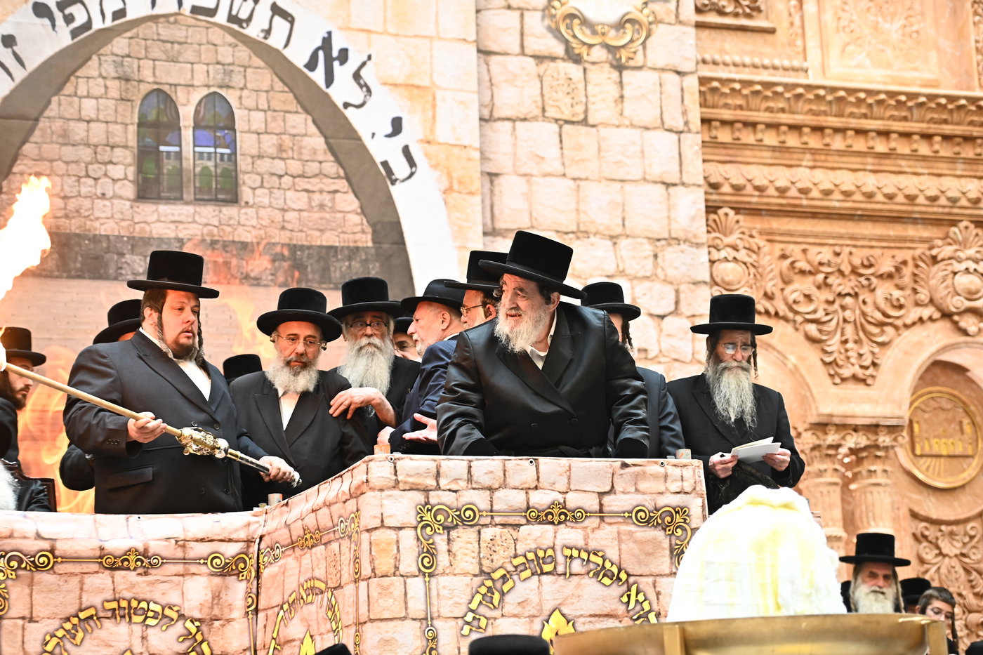 מעמד ההדלקה בחצה"ק ויז'ניץ