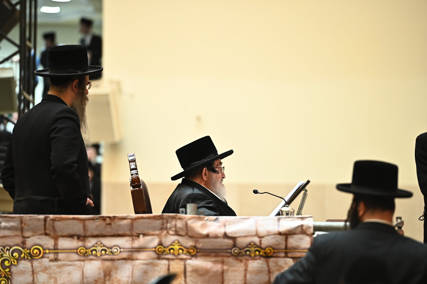 מעמד ההדלקה בחצה"ק ויז'ניץ