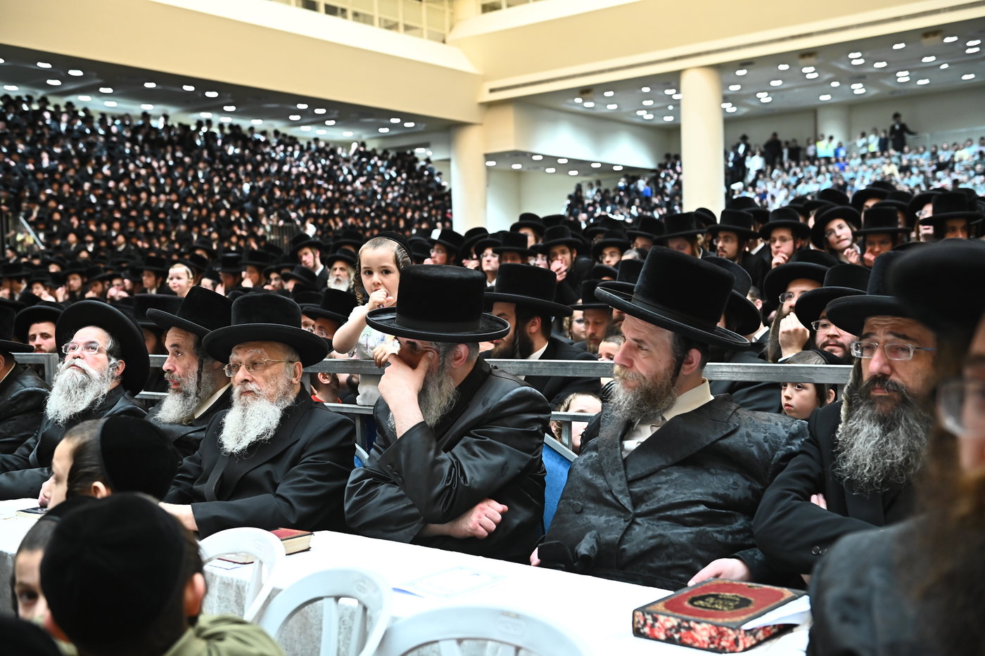 מעמד ההדלקה בחצה"ק ויז'ניץ