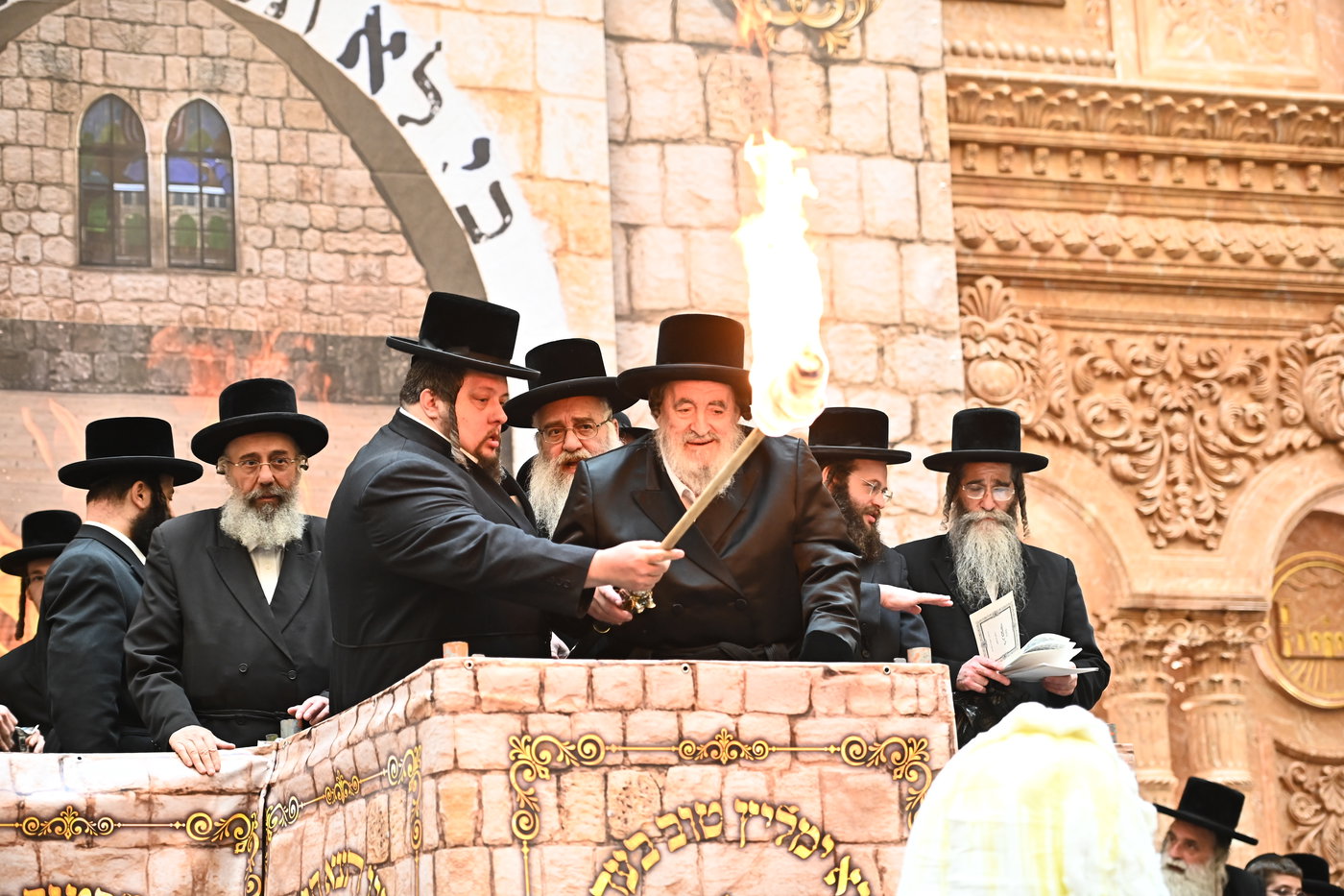 מעמד ההדלקה בחצה"ק ויז'ניץ