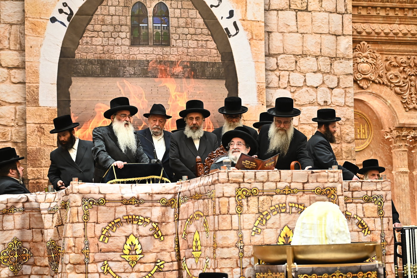 מעמד ההדלקה בחצה"ק ויז'ניץ