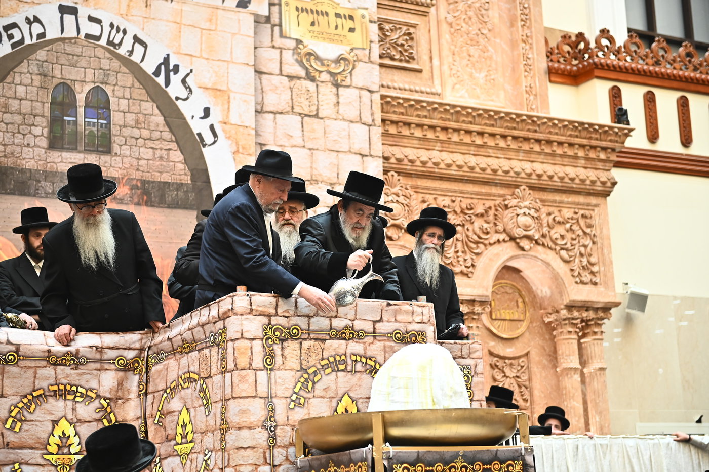 מעמד ההדלקה בחצה"ק ויז'ניץ