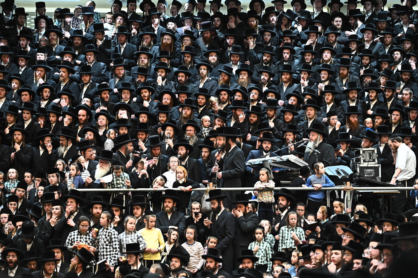מעמד ההדלקה בחצה"ק ויז'ניץ
