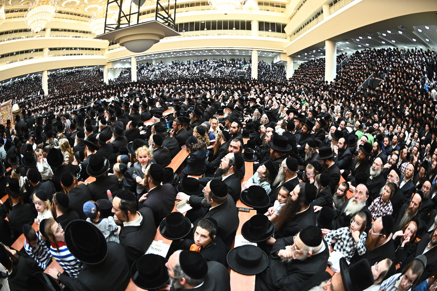 מעמד ההדלקה בחצה"ק ויז'ניץ