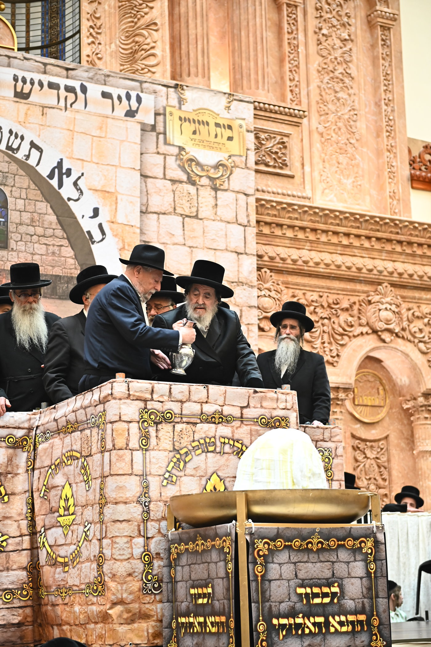 מעמד ההדלקה בחצה"ק ויז'ניץ
