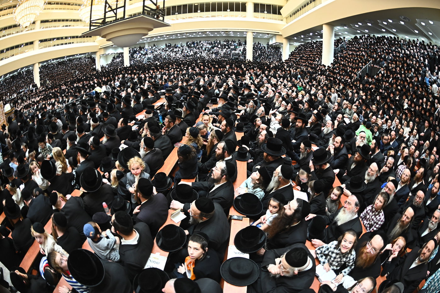 מעמד ההדלקה בחצה"ק ויז'ניץ
