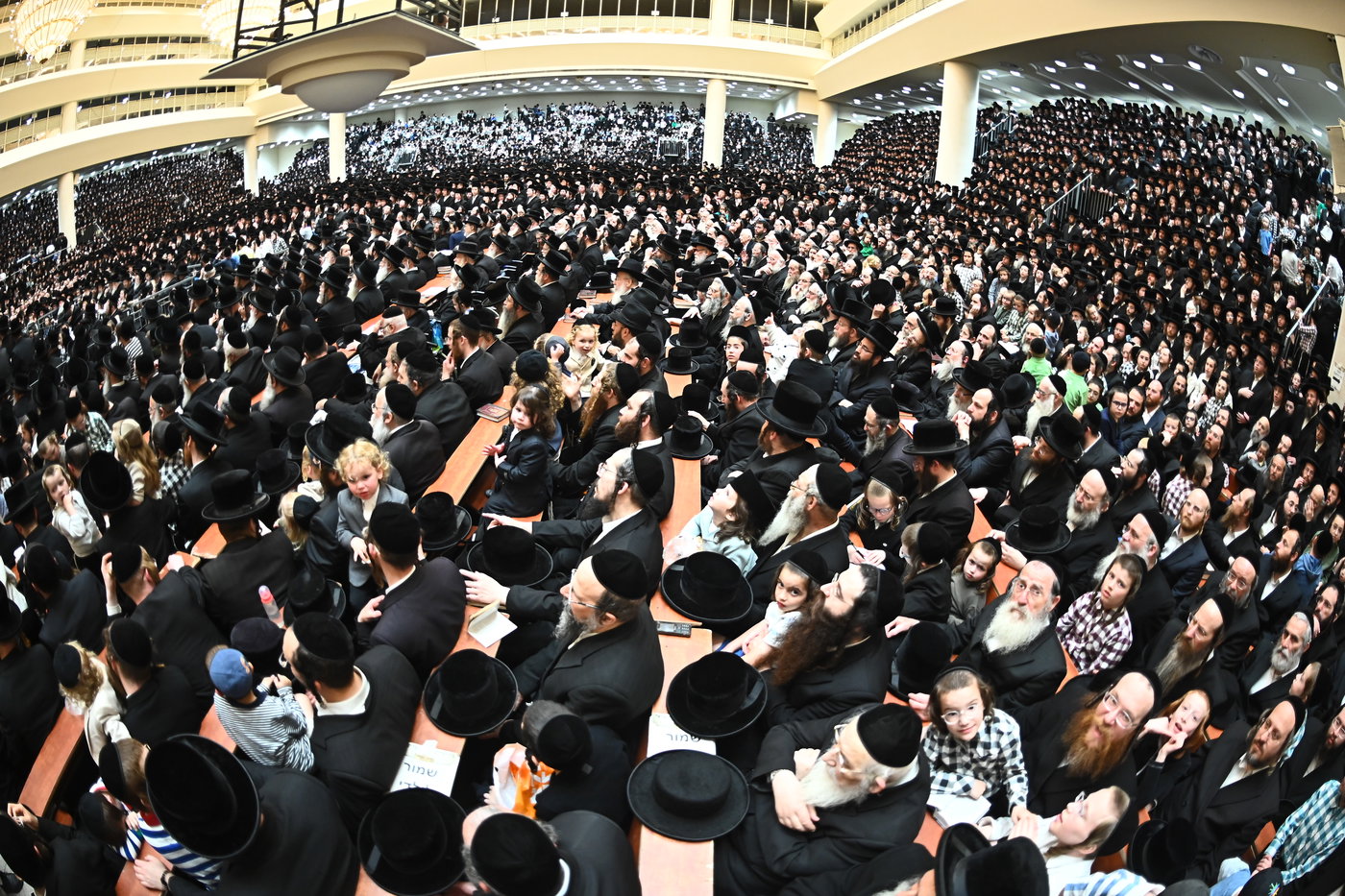 מעמד ההדלקה בחצה"ק ויז'ניץ