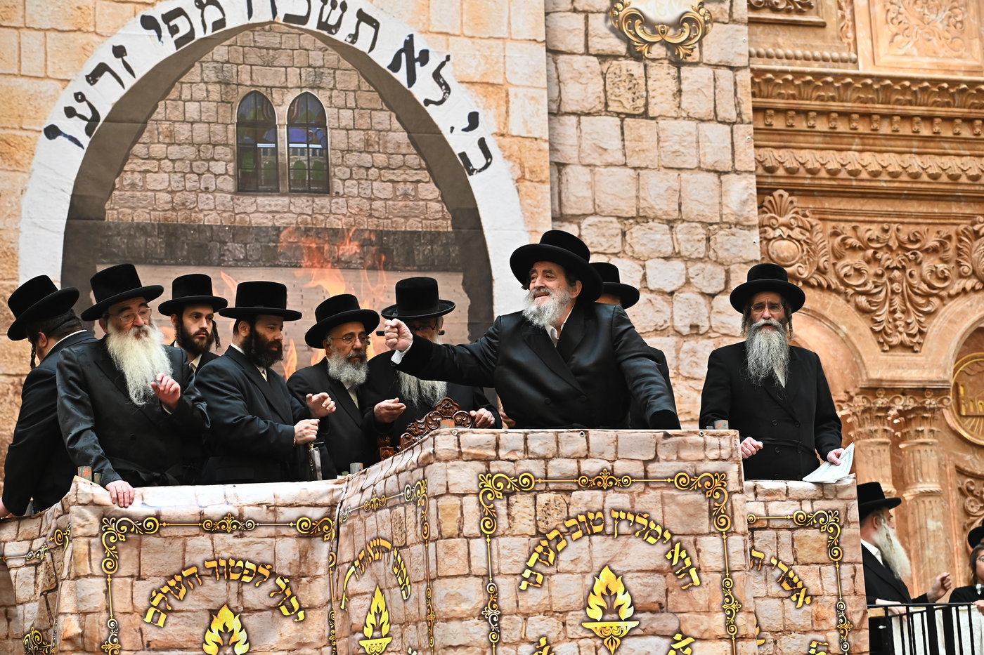 מעמד ההדלקה בחצה"ק ויז'ניץ