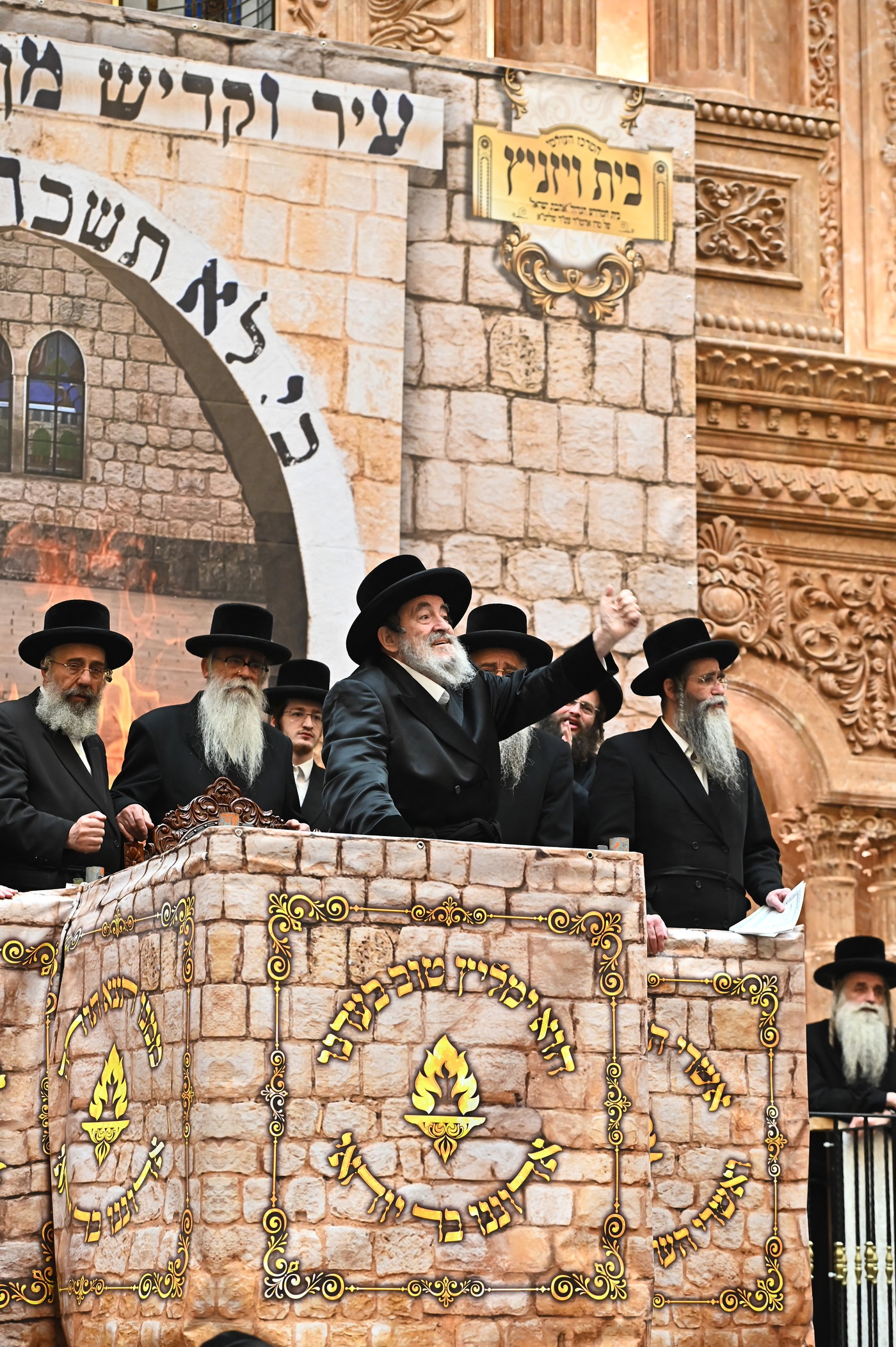 מעמד ההדלקה בחצה"ק ויז'ניץ