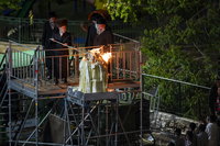 מעמד ההדלקה בחצה"ק סערט ויז'ניץ 