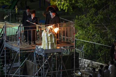 מעמד ההדלקה בחצה"ק סערט ויז'ניץ 