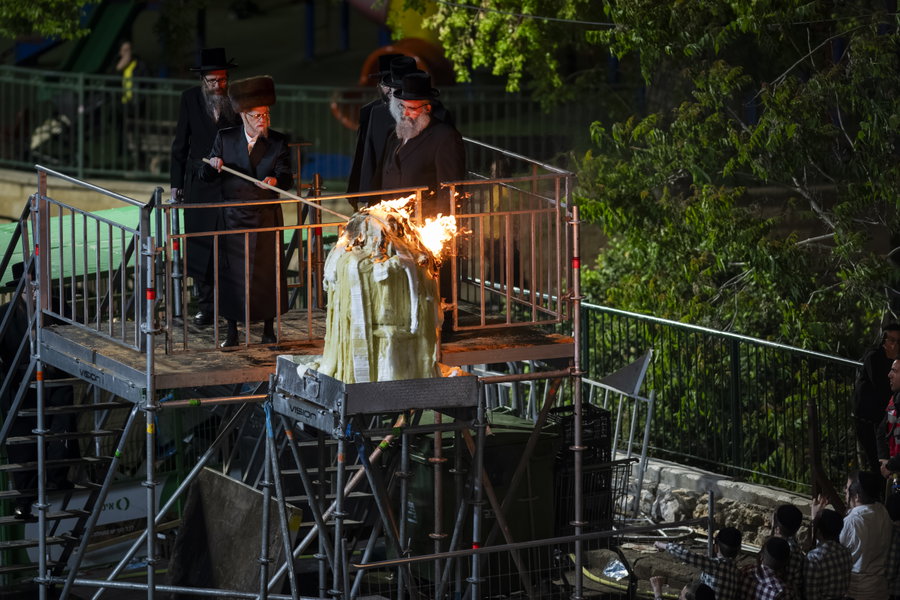 מעמד ההדלקה בחצה"ק סערט ויז'ניץ