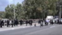 חסימת כביש החוף: הנוסעים למירון - ירדו וחסמו את הירידה לזכרון יעקב וצומת מגידו