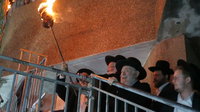 הפוסקים הליטאיים התאחדו בהדלקת המדורה בחיידר השכונתי | צפו