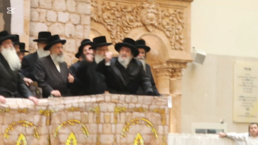 מעמד ההדלקה בחצה"ק ויז'ניץ