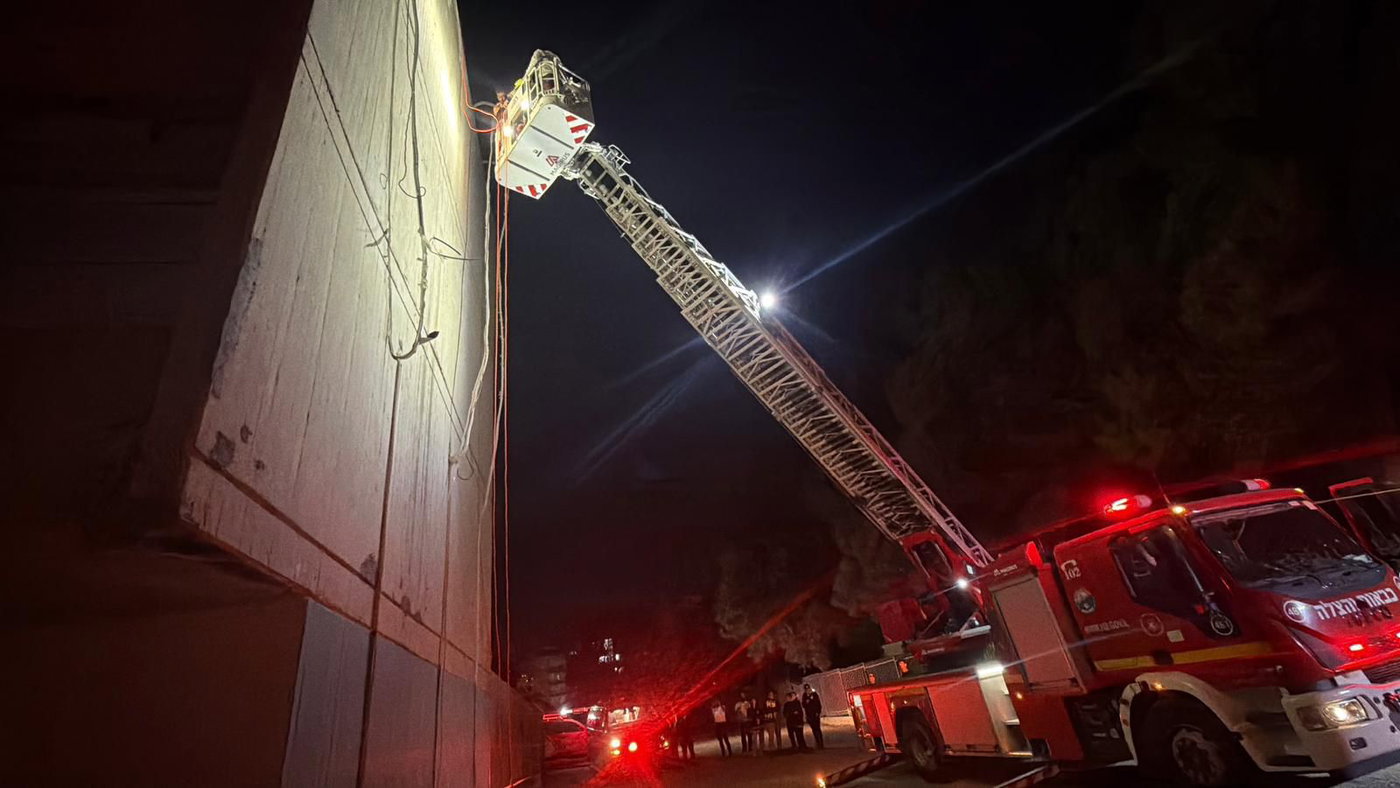לוחמי האש מחלצים את שני נערים שנתקעו על חבל סנפלינג