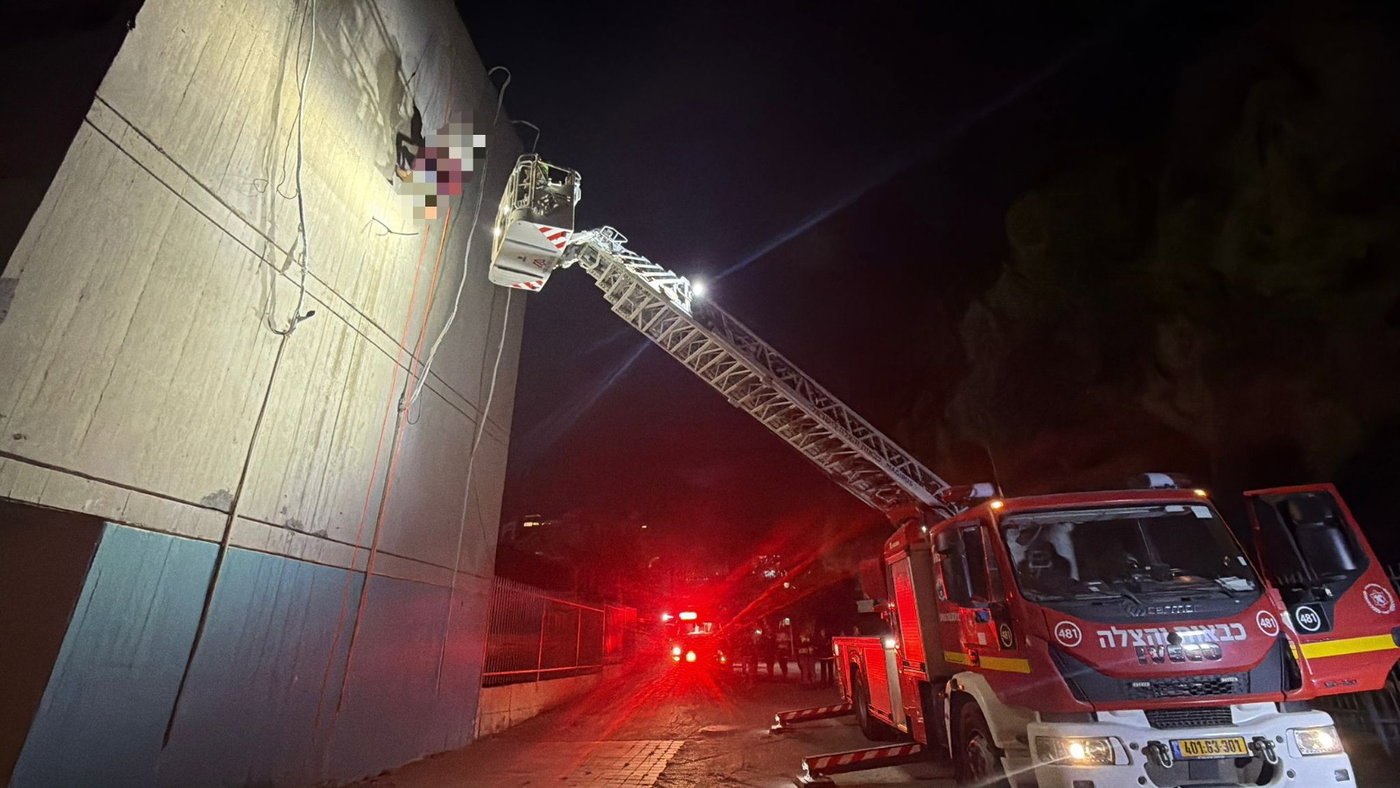 לוחמי האש מחלצים את שני נערים שנתקעו על חבל סנפלינג