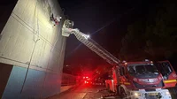 לוחמי האש מחלצים את שני נערים שנתקעו על חבל סנפלינג