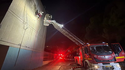 לוחמי האש מחלצים את שני נערים שנתקעו על חבל סנפלינג