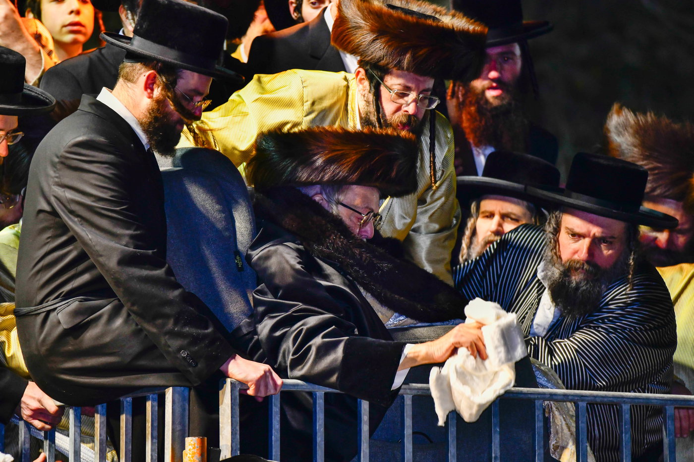 האדמו"ר מתולדות אברהם יצחק במעמד ההדלקה