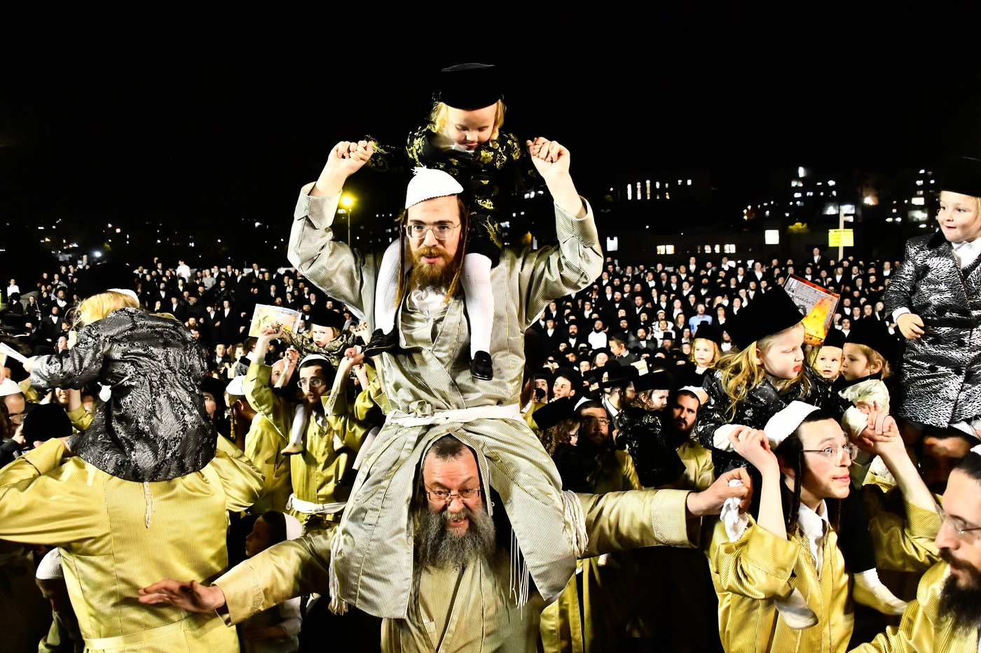 האדמו"ר מתולדות אברהם יצחק במעמד ההדלקה