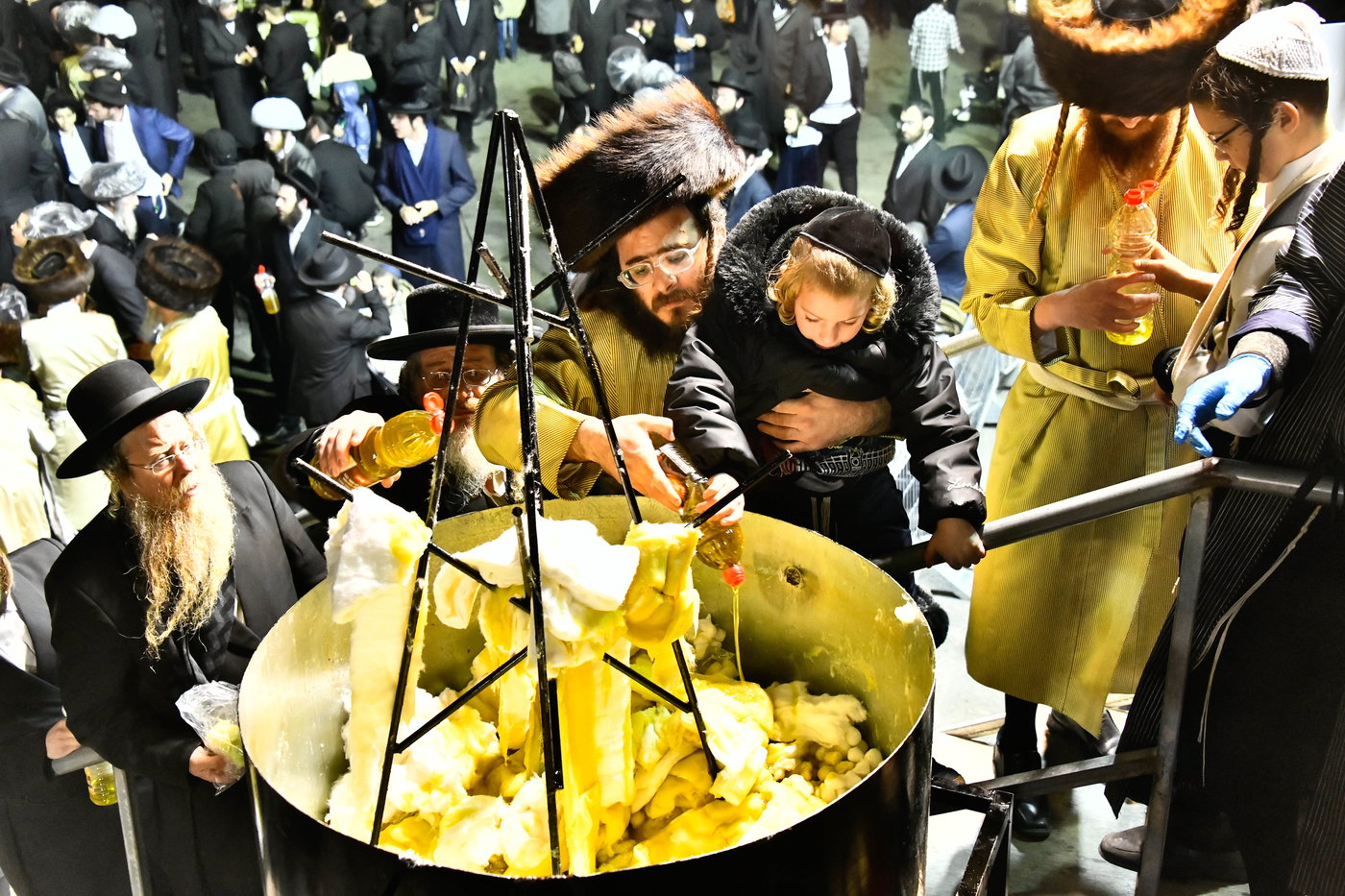 האדמו"ר מתולדות אברהם יצחק במעמד ההדלקה