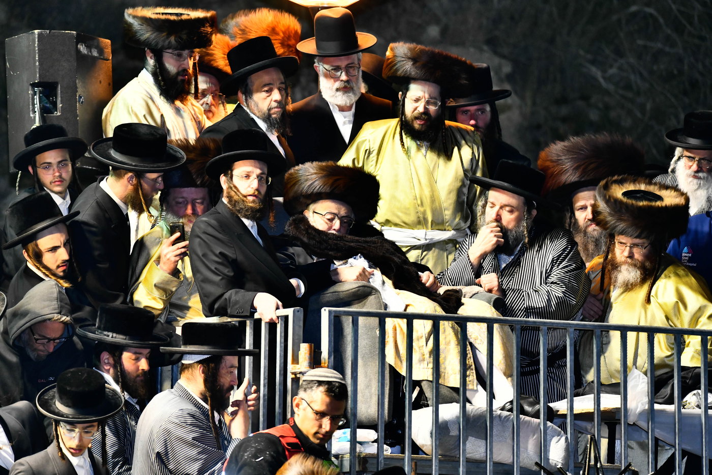האדמו"ר מתולדות אברהם יצחק במעמד ההדלקה