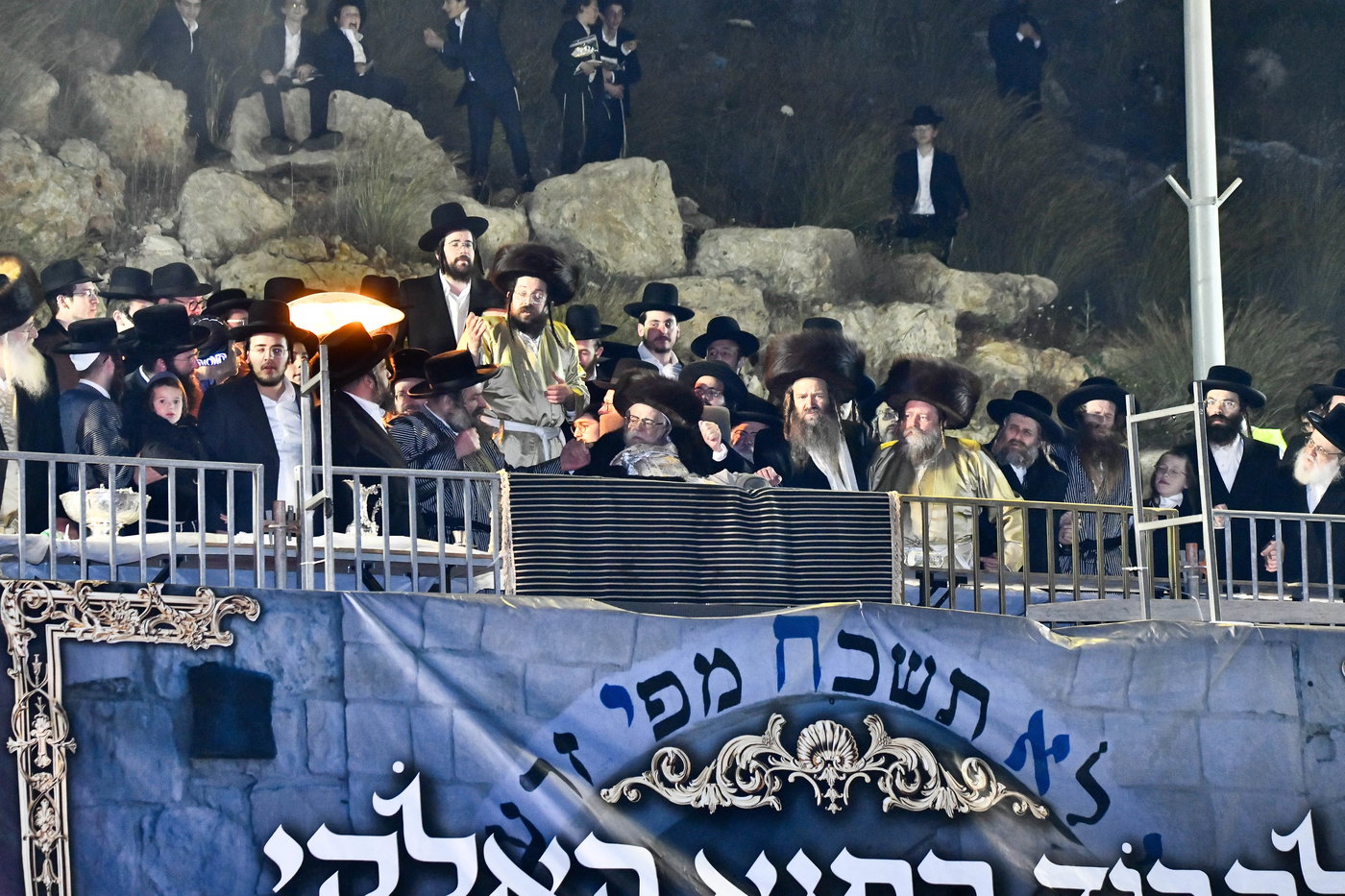 האדמו"ר מתולדות אברהם יצחק במעמד ההדלקה