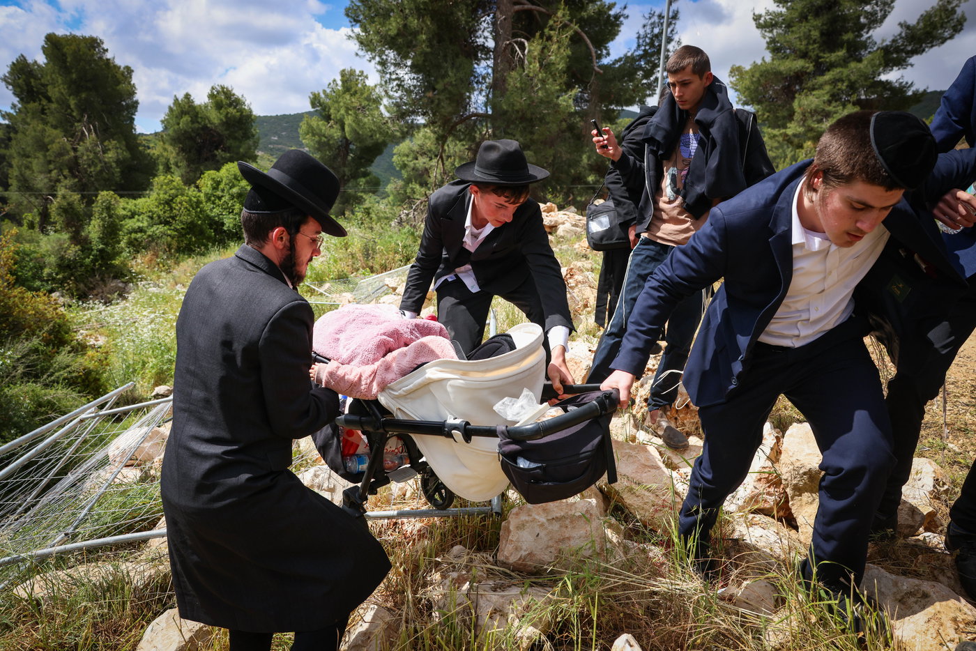 יהודים ביערות ביום ל"ג בעומר בדרך למירון