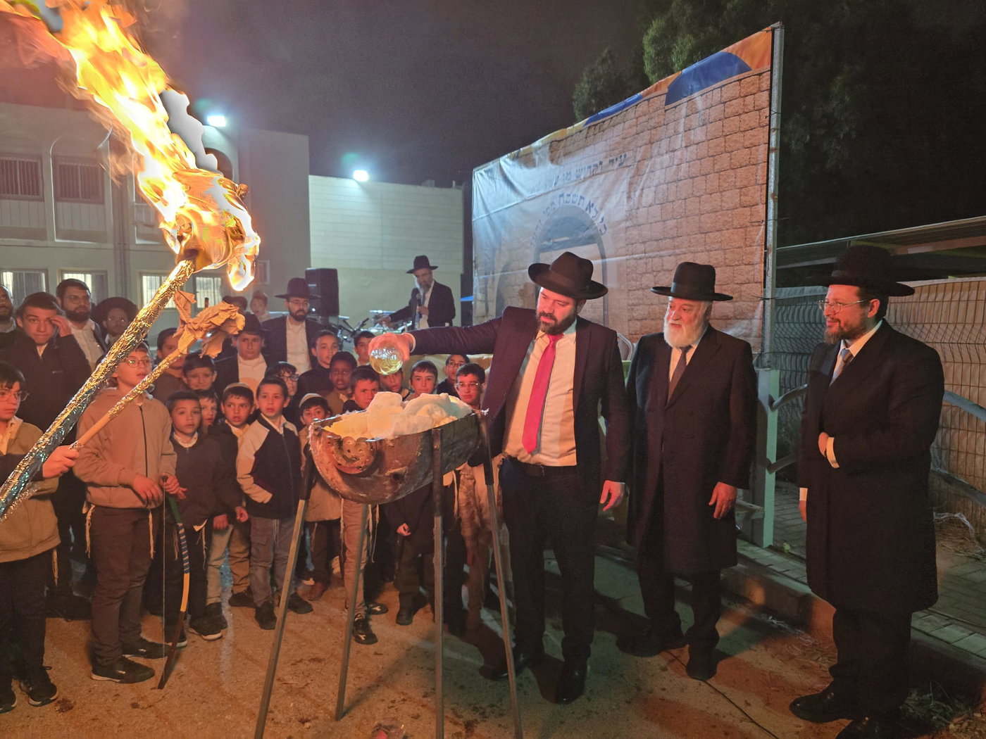 מעמד ההדלקה אצל רבי אברהם מאמאן