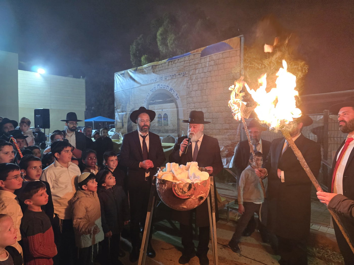 מעמד ההדלקה אצל רבי אברהם מאמאן