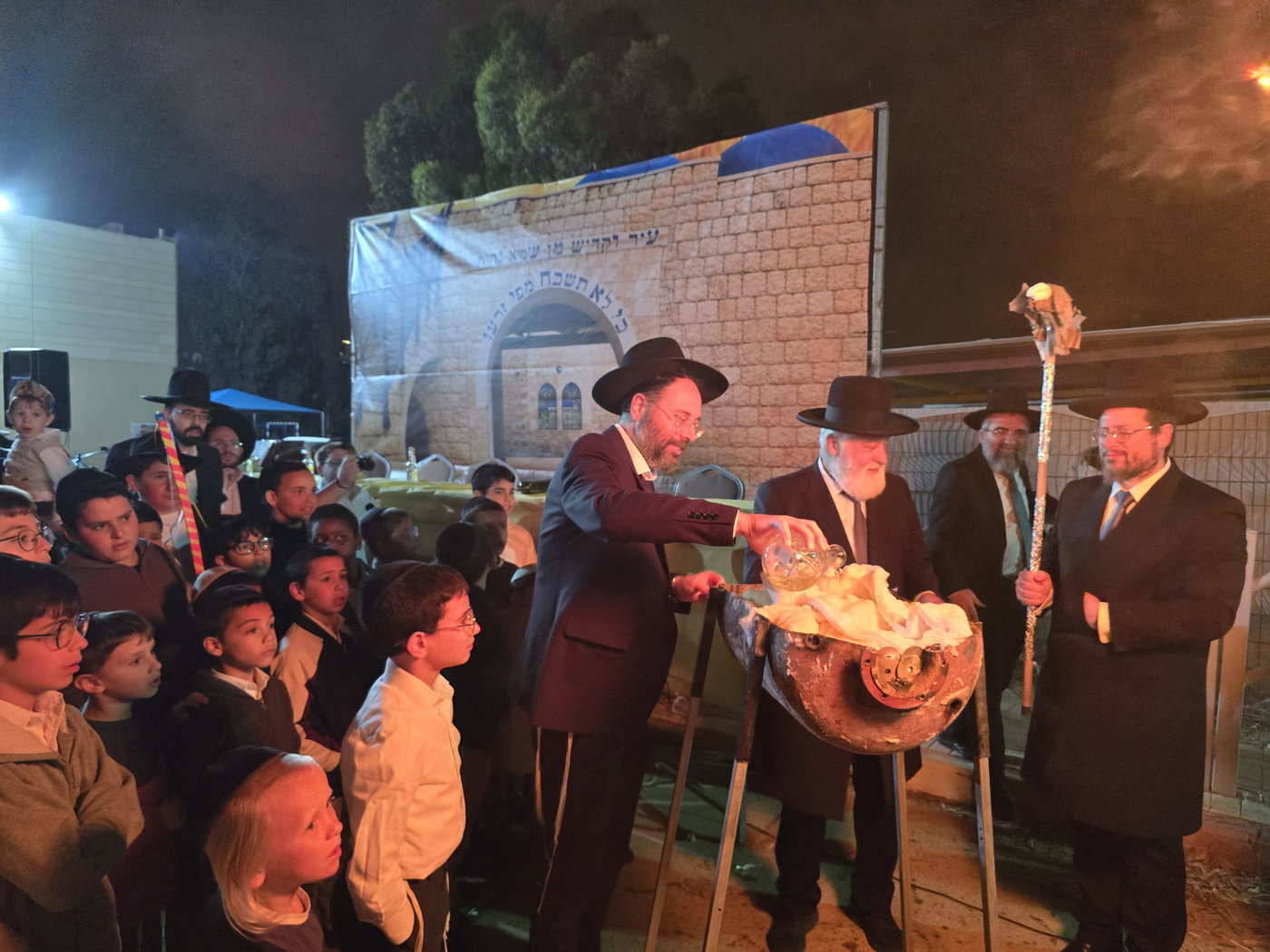 מעמד ההדלקה אצל רבי אברהם מאמאן