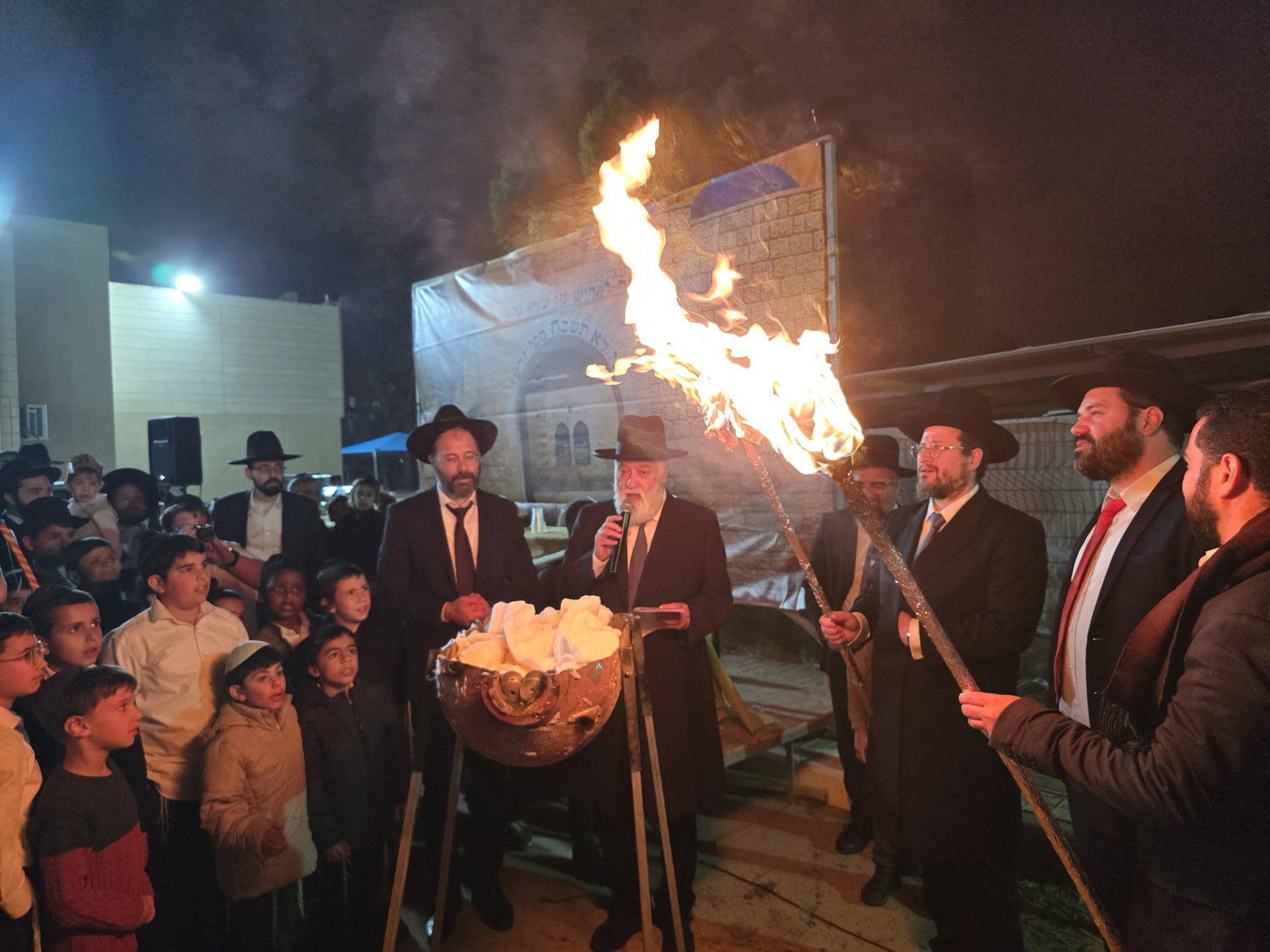 מעמד ההדלקה אצל רבי אברהם מאמאן