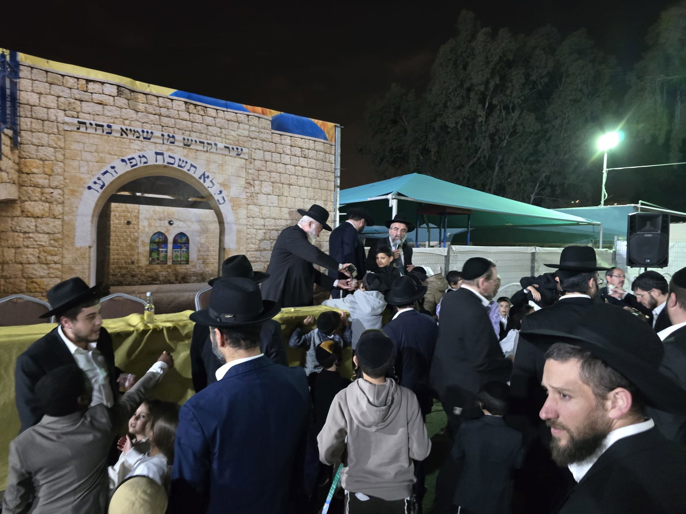 מעמד ההדלקה אצל רבי אברהם מאמאן