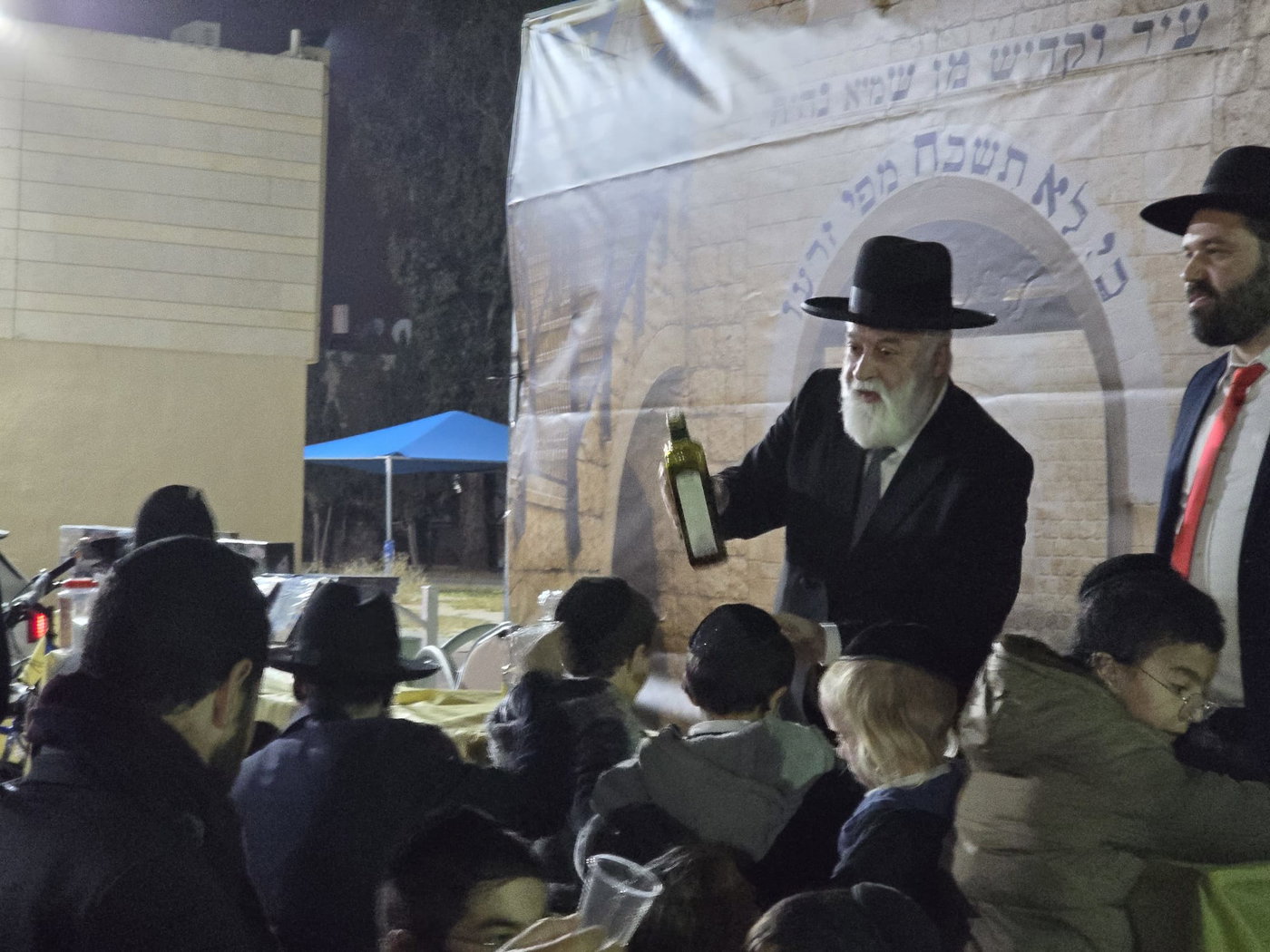 מעמד ההדלקה אצל רבי אברהם מאמאן