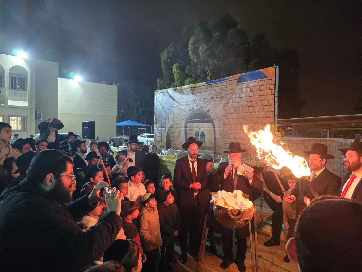 מעמד ההדלקה אצל רבי אברהם מאמאן