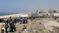 עקורים פלסטינים לצד ההרס ברצועת עזה בפברואר 2025