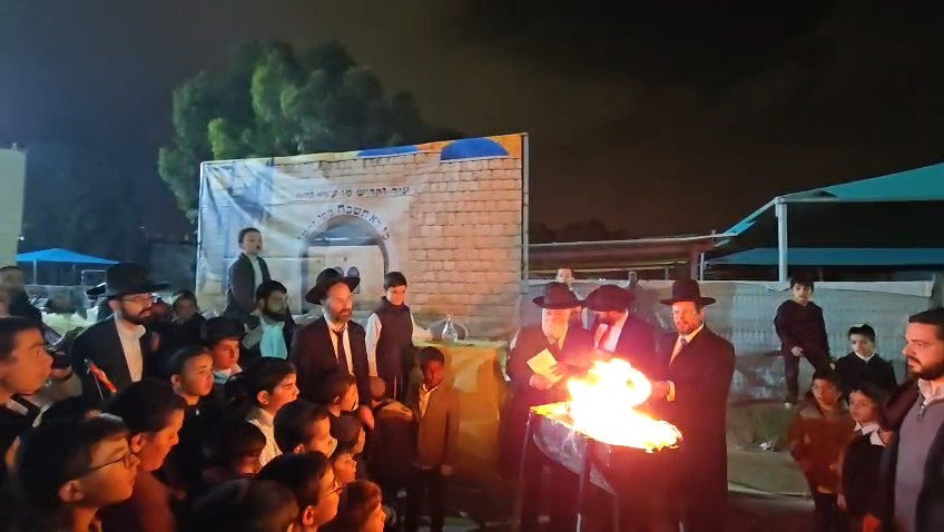 מעמד ההדלקה אצל רבי אברהם מאמאן