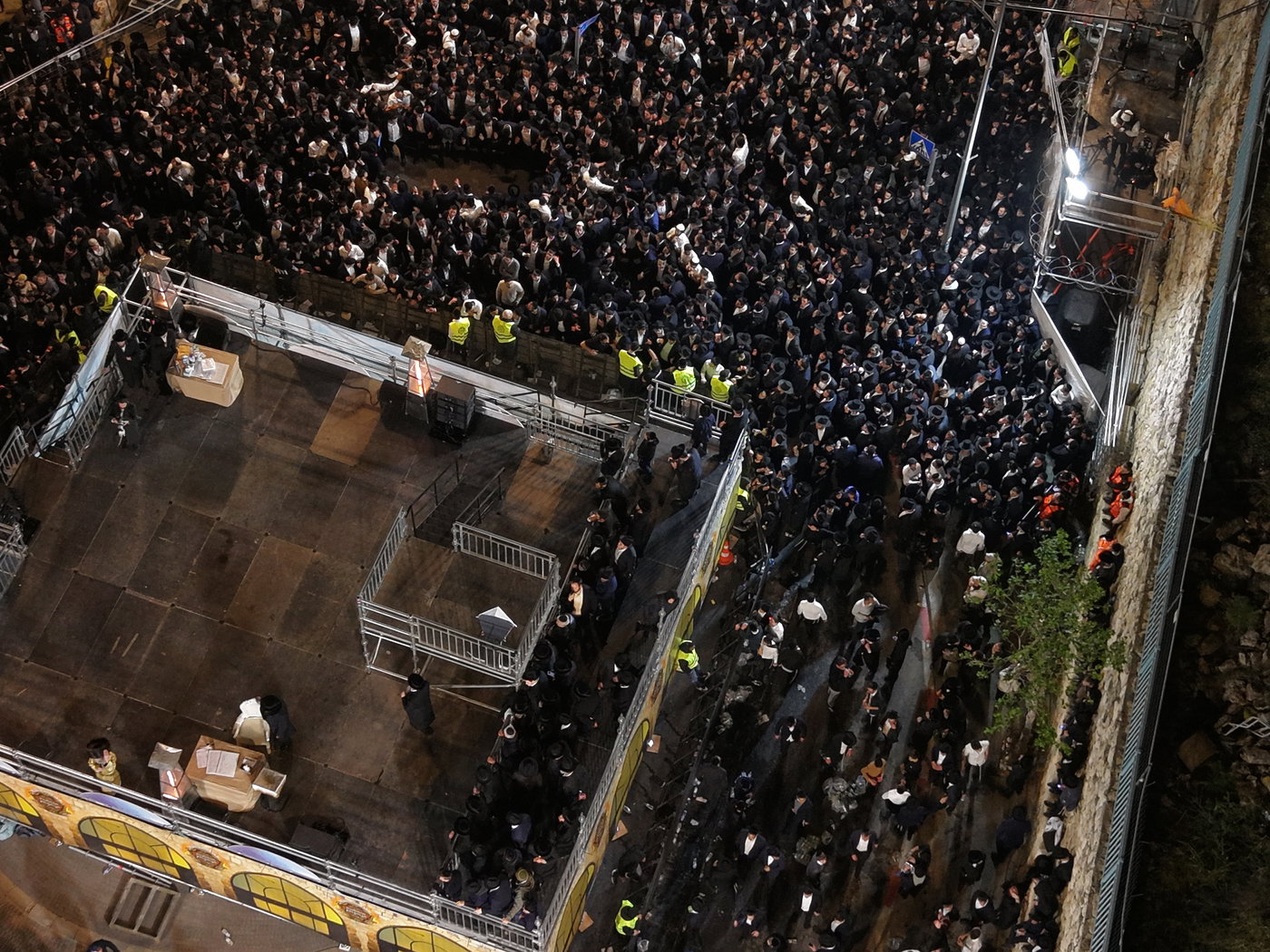 תיעוד רחפן ממעמד ההדלקה של רבי אלימלך בידרמן