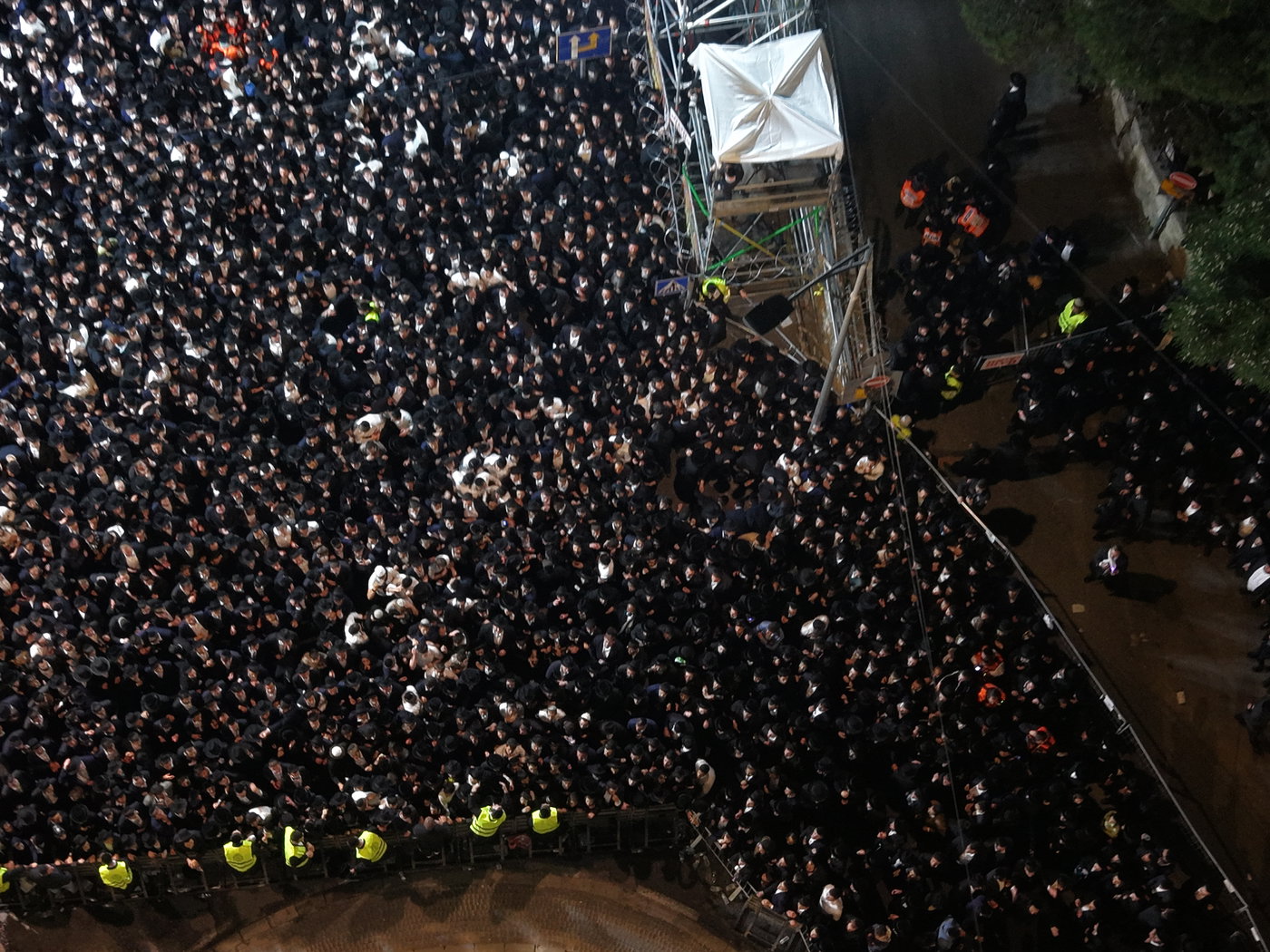 תיעוד רחפן ממעמד ההדלקה של רבי אלימלך בידרמן