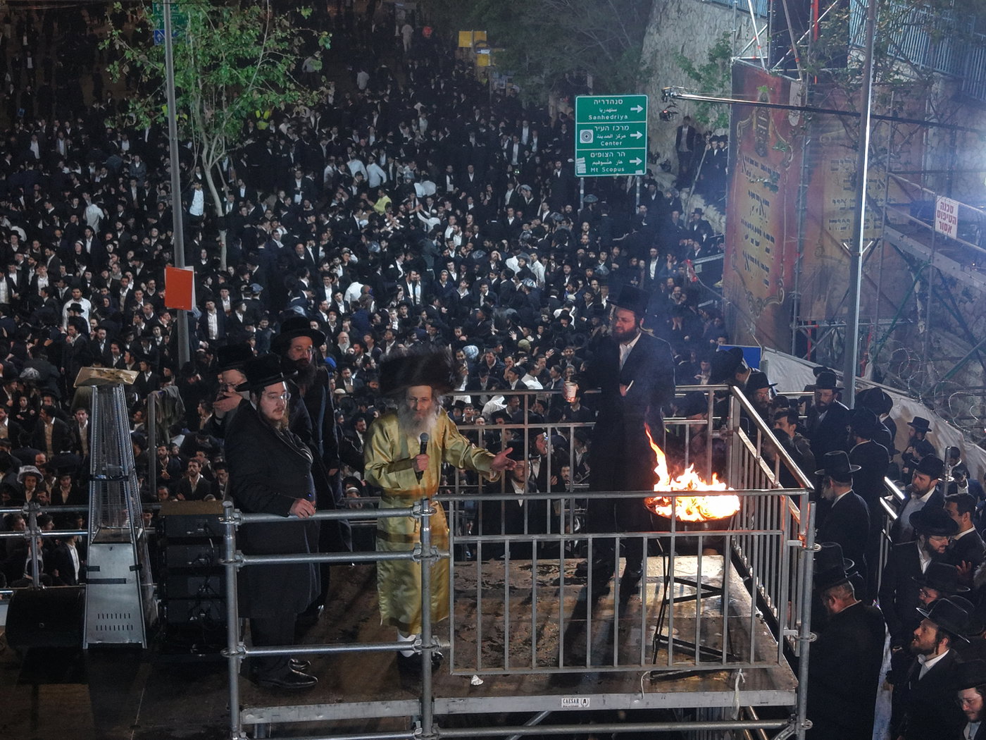 תיעוד רחפן ממעמד ההדלקה של רבי אלימלך בידרמן