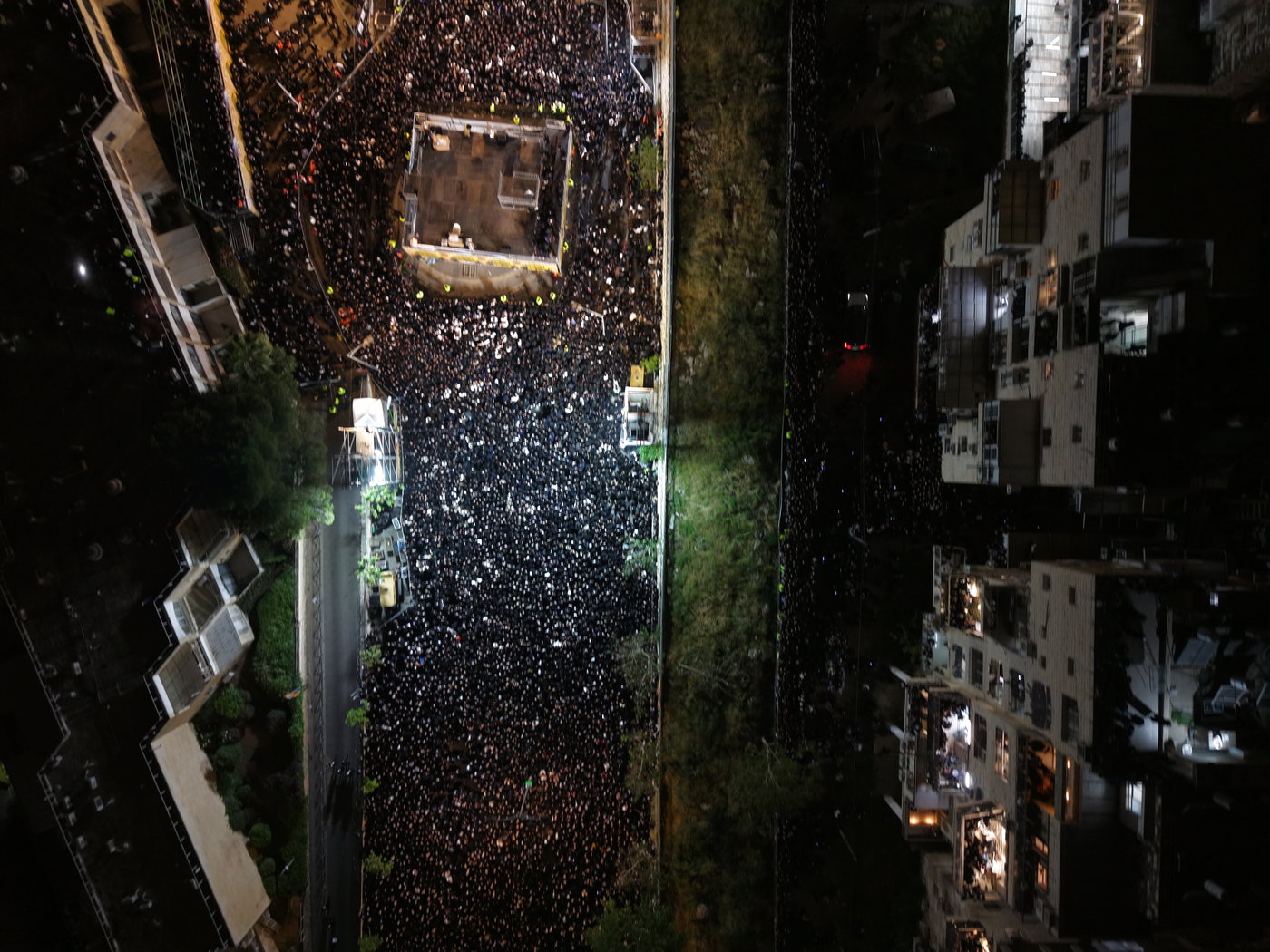 תיעוד רחפן ממעמד ההדלקה של רבי אלימלך בידרמן